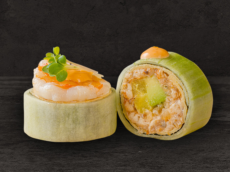 Сашими-ролл с копченым угрем, тигровыми креветками в огурце Сашими-ролл с копченым угрем, тигровыми креветками в огурце