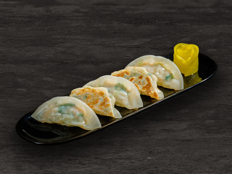 Гёдза ручной лепки с курицей Гёдза ручной лепки с курицей