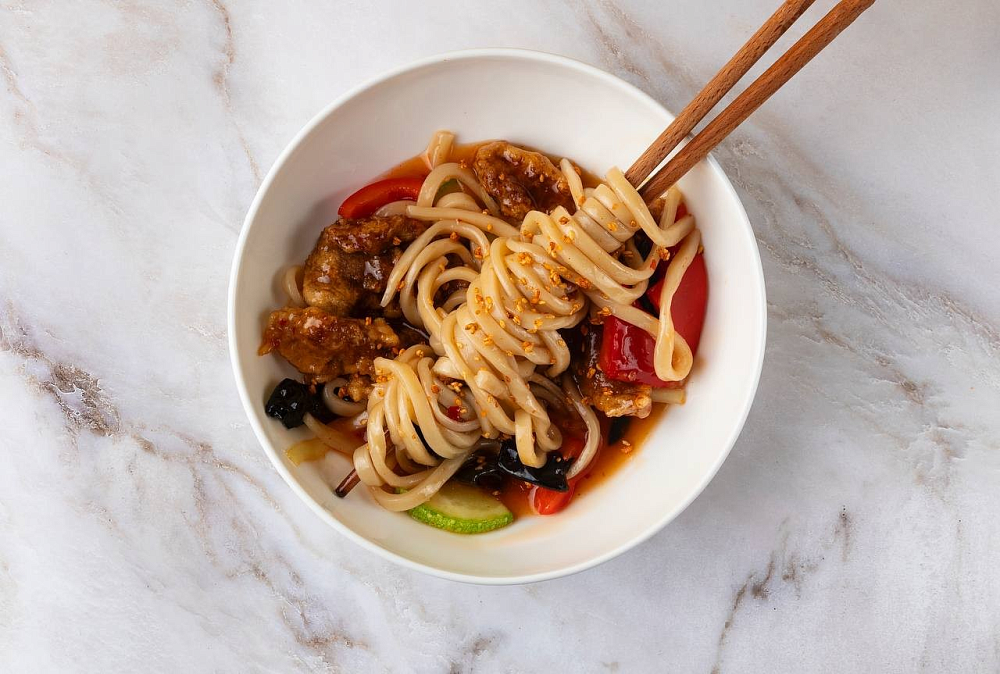 Удон со свининой в кисло сладком соусе 