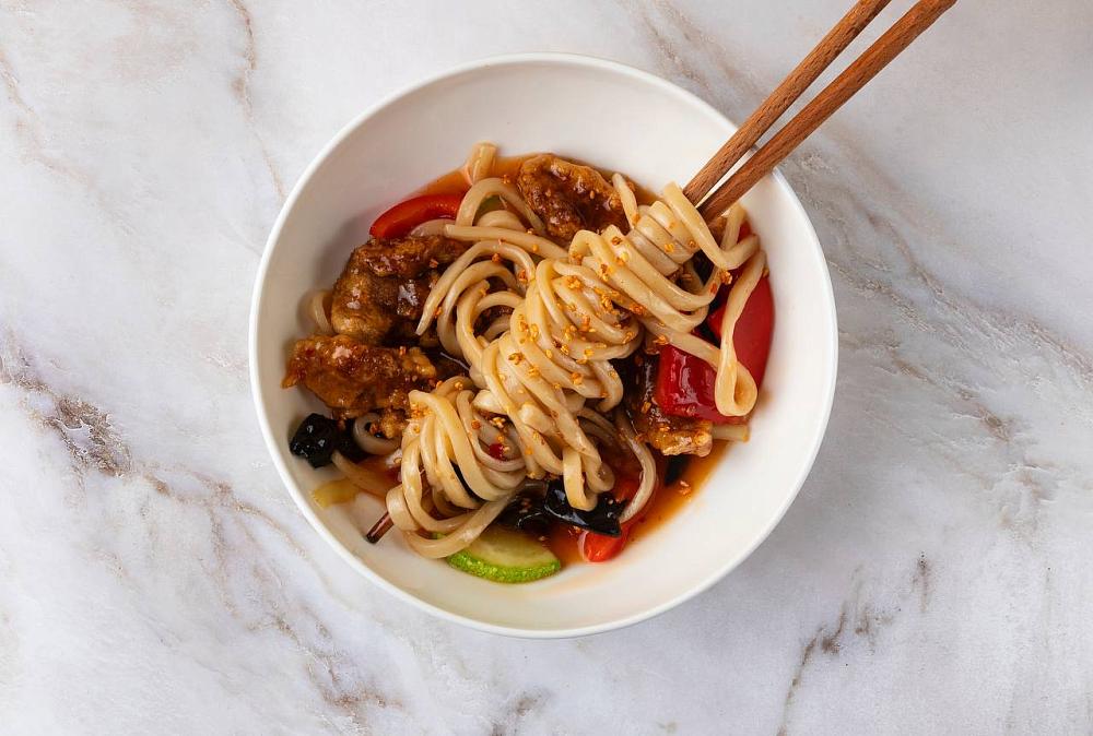 Удон со свининой в кисло сладком соусе 