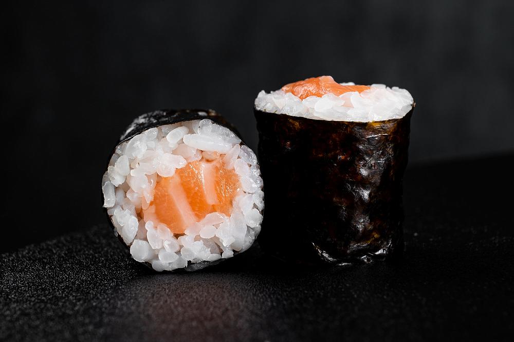 Ролл с лососем