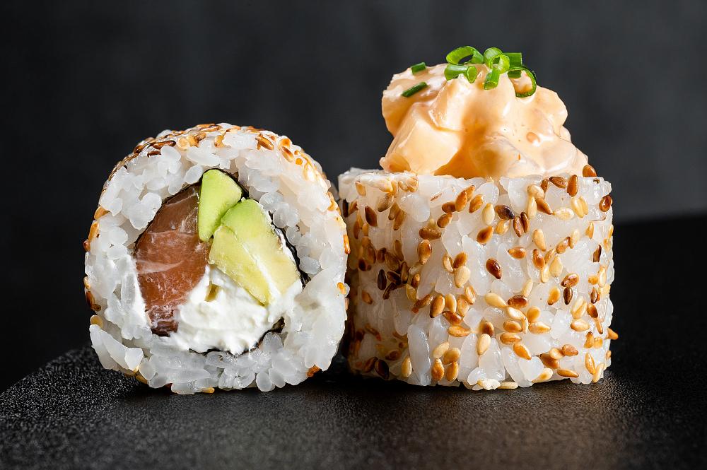 Ролл с лососем, гребешком и соусом спайси