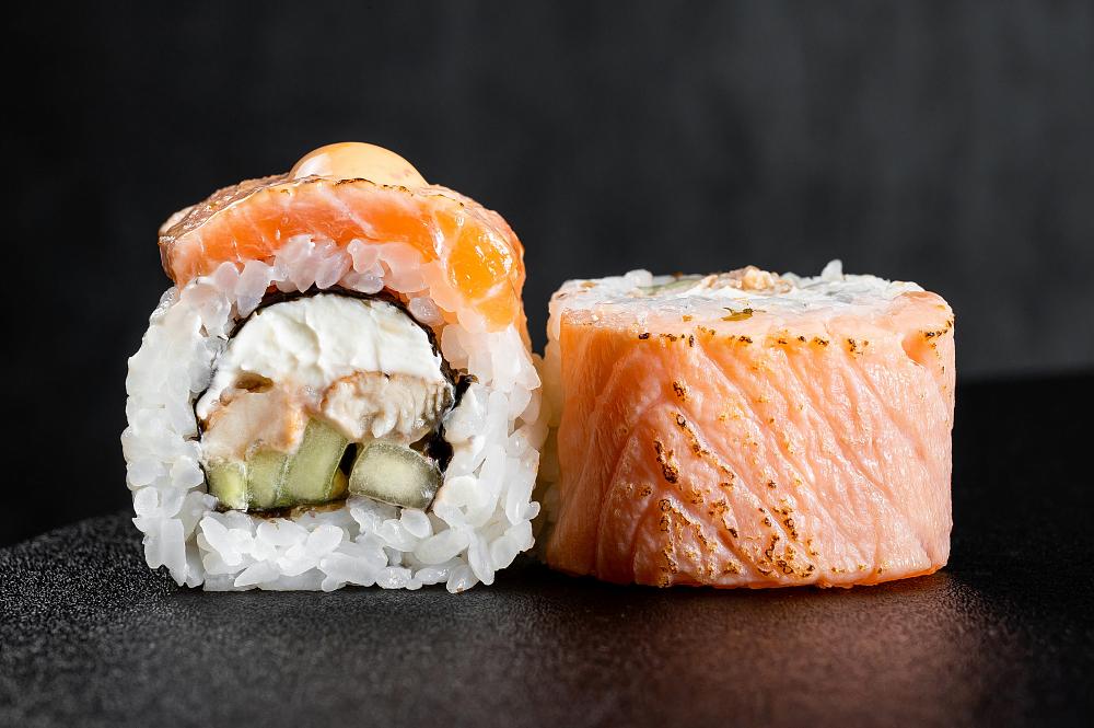 Ролл Филадельфия с татаки лососем и копченым угрем
