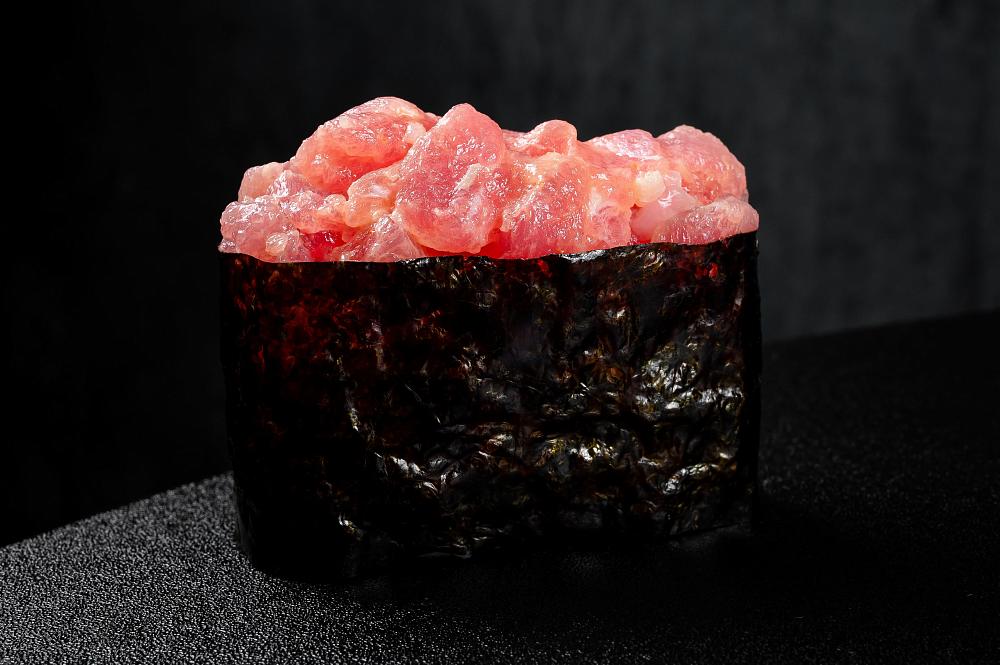 Суши гункан спайси тунец