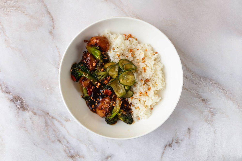 Острая курица с брокколи и рисом 