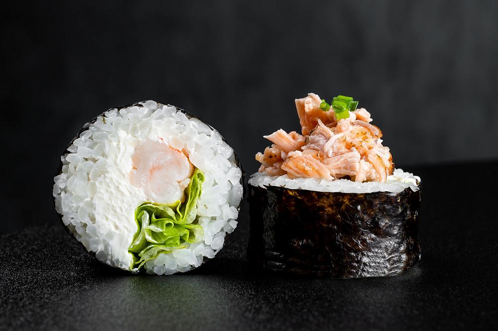 Ролл с Лососем Терияки и спайси креветкой